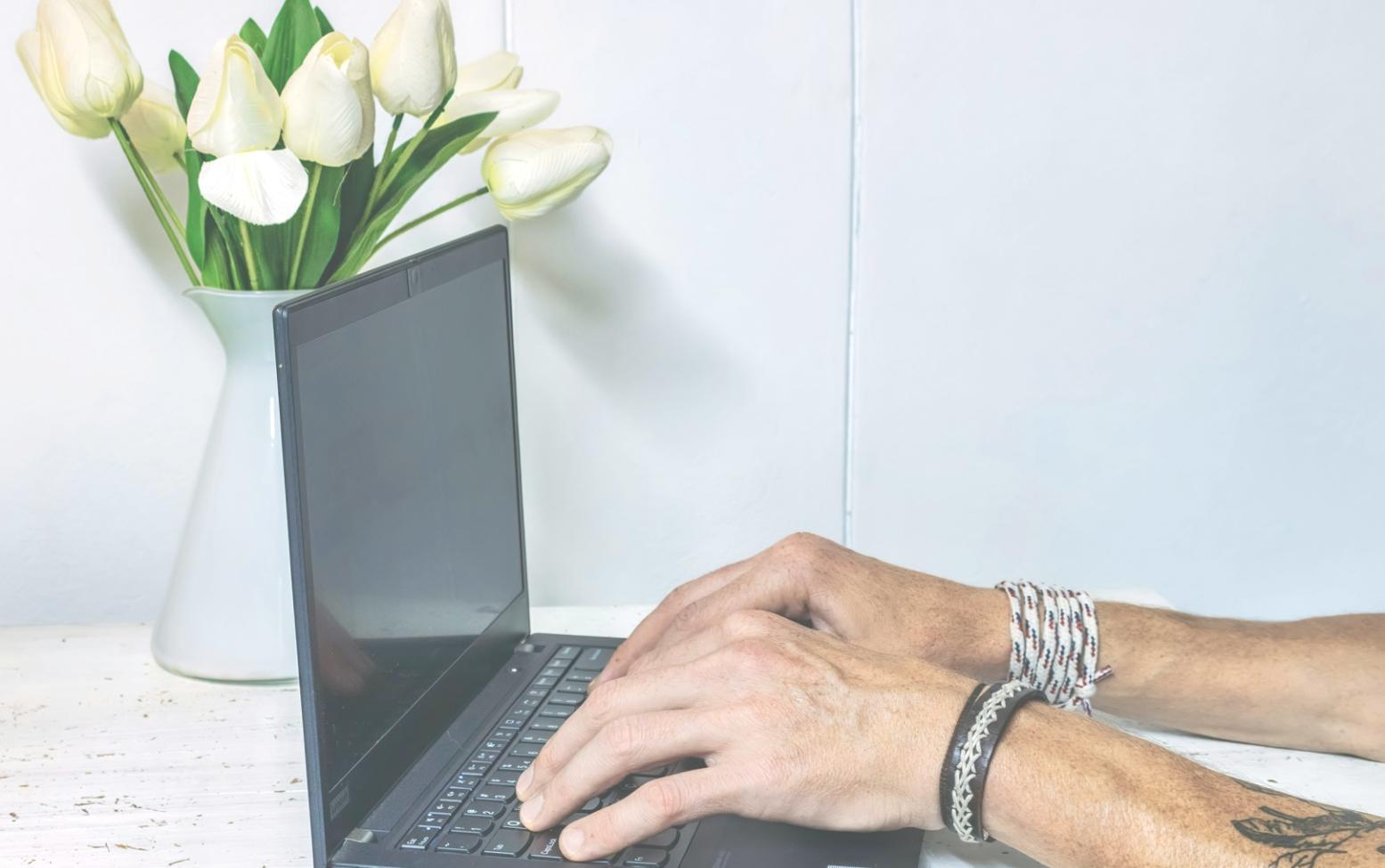 Equipo profesional revisando documentos financieros en una oficina moderna
