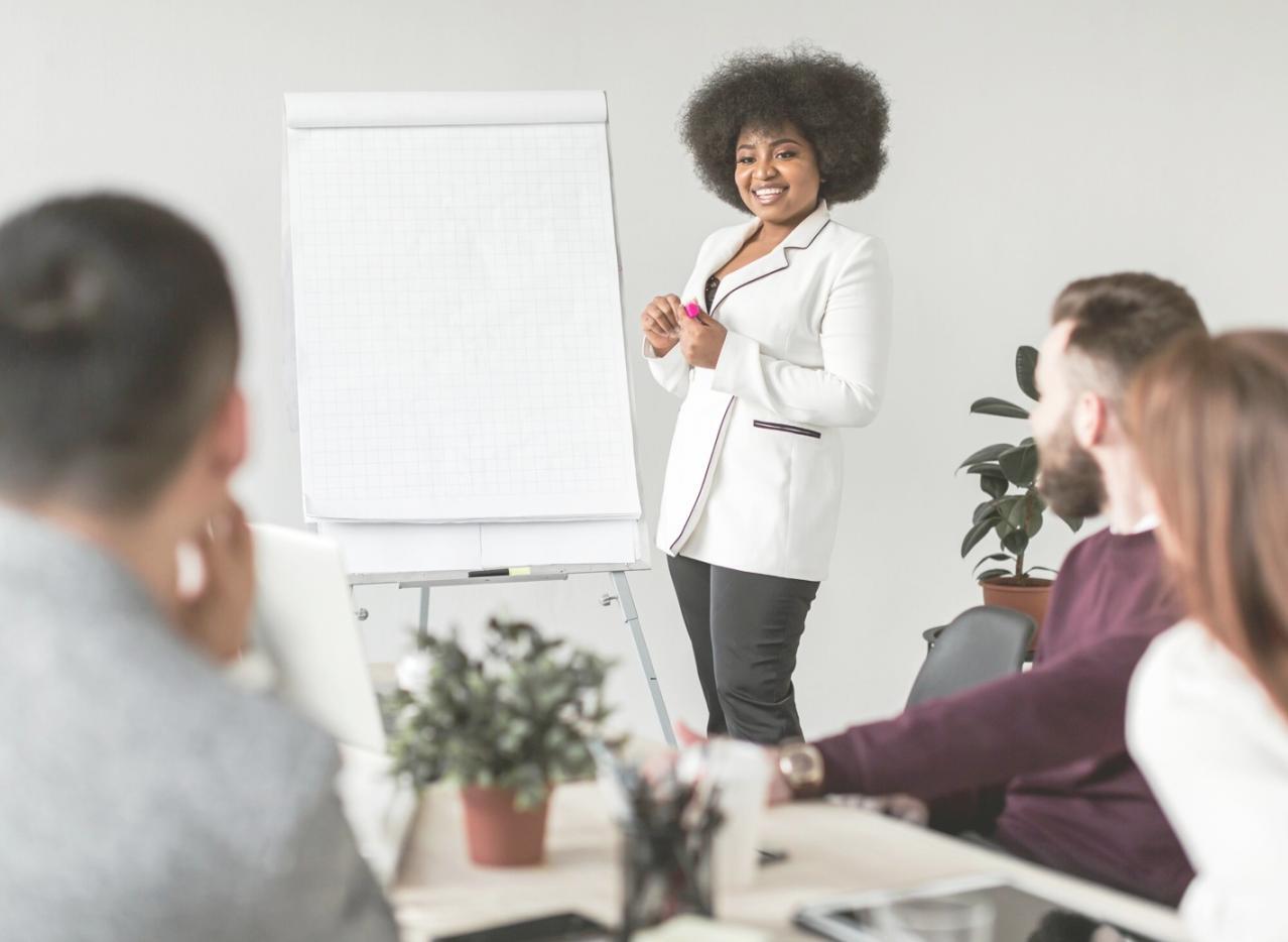 Profesionales analizando gráficos financieros y presupuestos en una oficina moderna